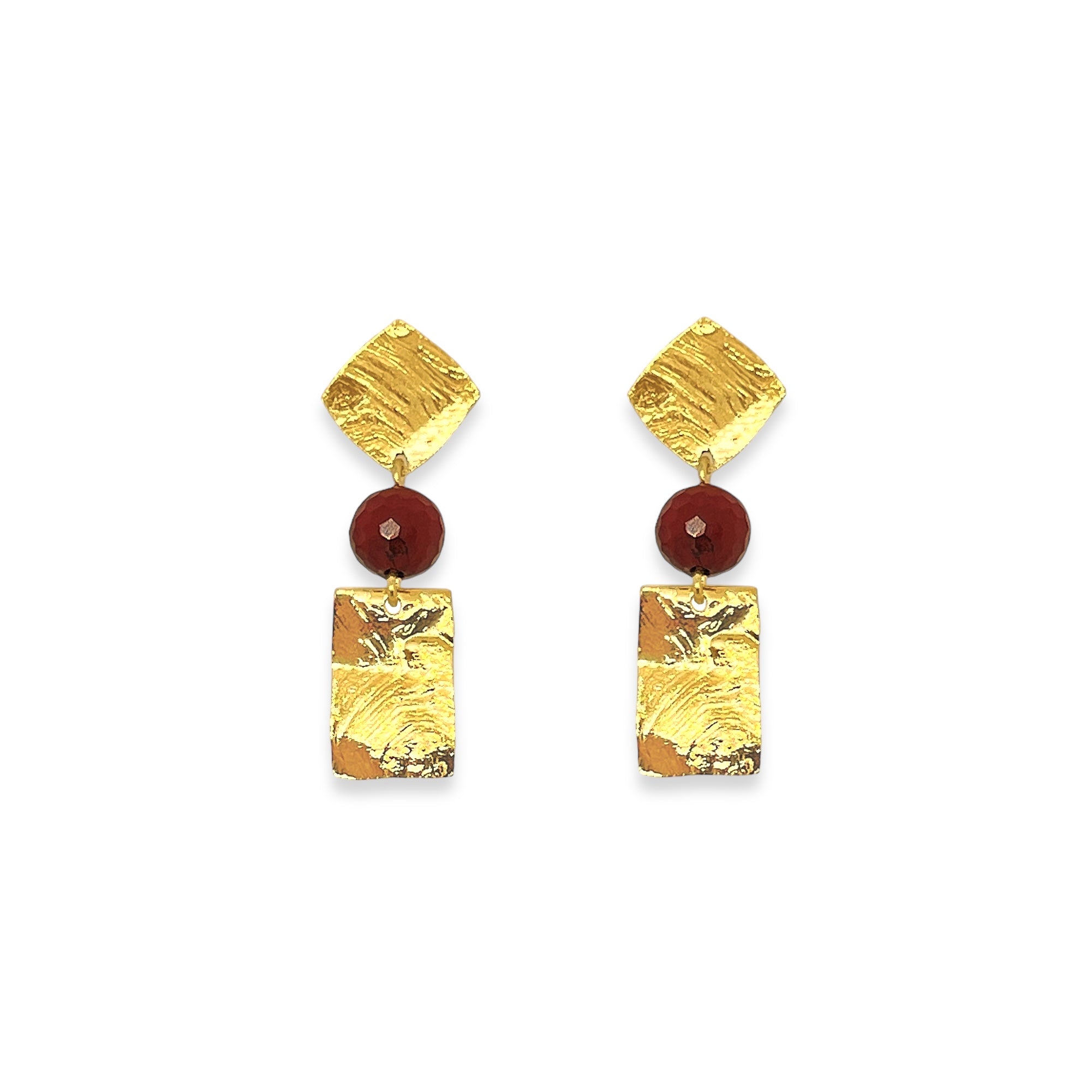 Petites boucles d'oreilles puces en métal martelé doré et perles de Mokaïte acajou, de forme losanges et rectangles, sur fond blanc