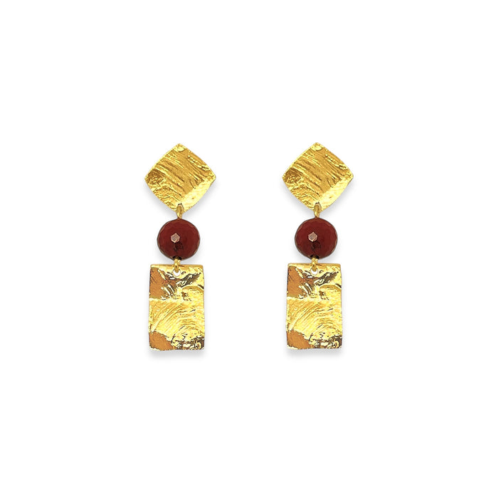 Petites boucles d'oreilles puces en métal martelé doré et perles de Mokaïte acajou, de forme losanges et rectangles, sur fond blanc