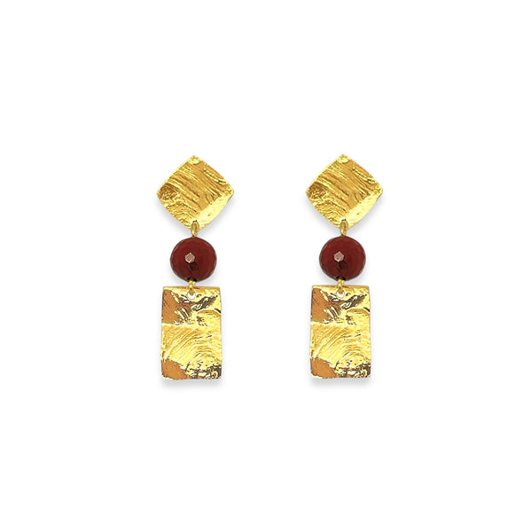 Petites boucles d'oreilles puces en métal martelé doré et perles de Mokaïte acajou, de forme losanges et rectangles, sur fond blanc