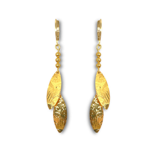 Longues boucles d'oreilles fines avec double pointes en métal martelé doré à l'or fin, sur fond blanc
