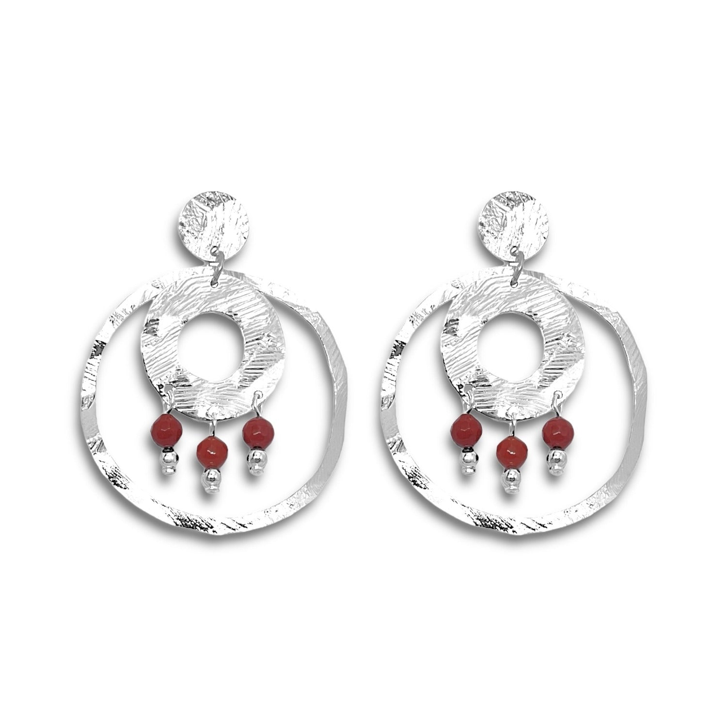 Grandes boucles d'oreilles puces créoles dorées pendantes longues rondes avec double anneau et petites perles en mokaïte acajou, sur fond blanc