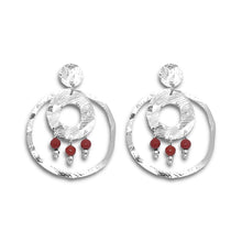 Charger l&#39;image dans la galerie, Grandes boucles d&#39;oreilles puces créoles dorées pendantes longues rondes avec double anneau et petites perles en mokaïte acajou, sur fond blanc
