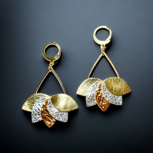 Boucles d'oreilles Nune modèle Aponi dorées à l'or fin avec pétales de cuirs 3 ors,  sur fond noir