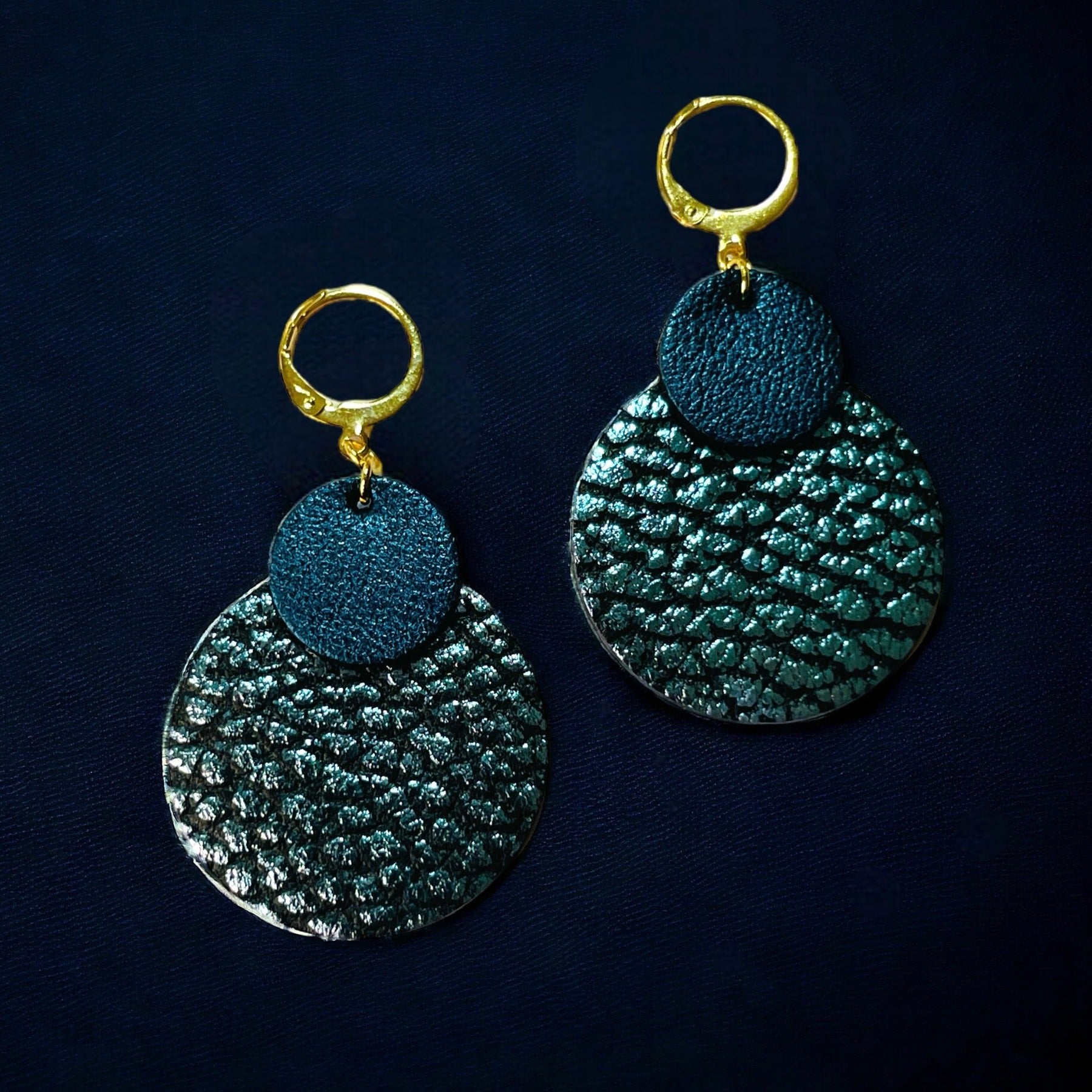 boucles d'oreilles Chica pendantes en duo de disques bicolores bleu nuit métallisé et bleu nuit grainé métallisé, sur fond noir
