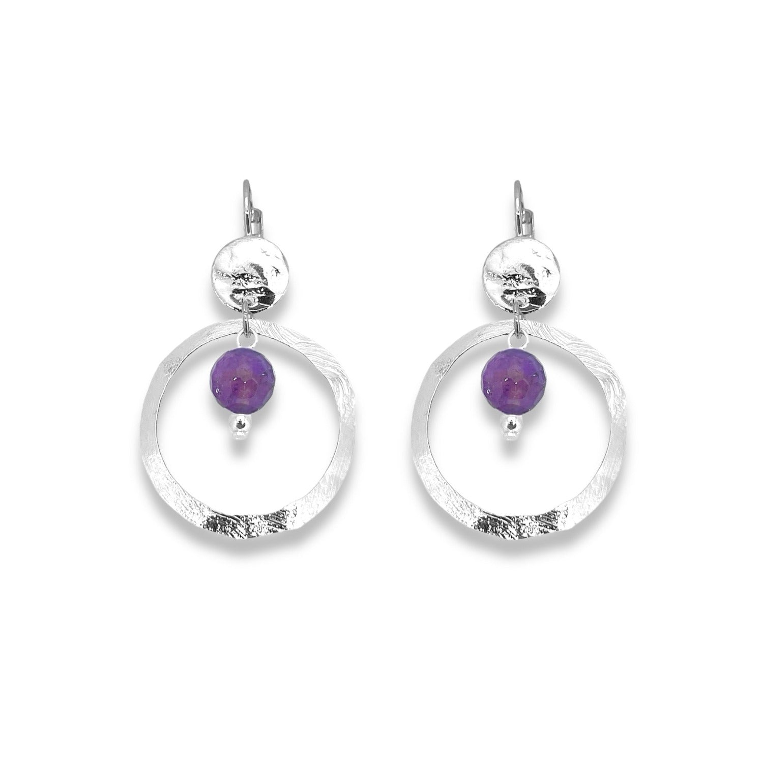 Petites boucles d'oreilles créoles argentées pendantes rondes avec perles d'améthyste, sur fond blanc