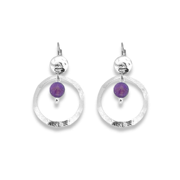 Petites boucles d'oreilles créoles argentées pendantes rondes avec perles d'améthyste, sur fond blanc