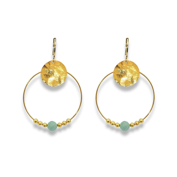 Boucles d'oreilles créoles dorées pendantes longues, style créoles, avec sequin et perle en amazonite verte, sur fond blanc