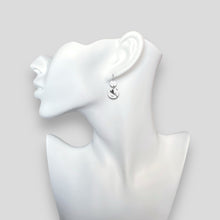 Charger l&#39;image dans la galerie, Petites boucles d&#39;oreilles argentées pendantes avec 2 petits sequins ronds en métal martelé, portées aux oreilles sur un buste blanc
