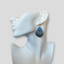 Charger l&#39;image dans la galerie, boucle d&#39;oreille Chica pendante en duo de disques bicolores bleu nuit métallisé et bleu nuit grainé métallisé portée à l&#39;oreille

