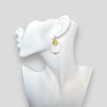 Charger l&#39;image dans la galerie, Boucles d&#39;oreilles créoles dorées pendantes longues, style créoles, avec sequin et perle en amazonite verte, portées à l&#39;oreille sur un buste blanc
