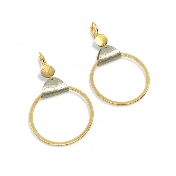 boucles d'oreilles dorées avec grands anneaux créoles attachés par de fines pièces de liège doré antique, sur fond blanc