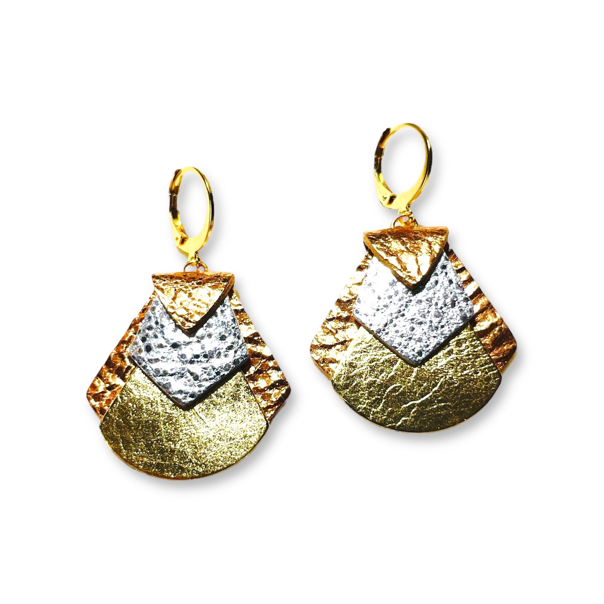 boucles d'oreilles aux formes géométriques en cuirs 3 ors, sur fond blanc, vues de face