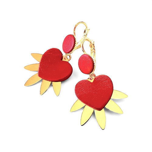 NUNE Boucles d'oreilles dorées Vénus en forme de cœurs style ex-voto en cuir rouge métallisé sur fond blanc
