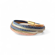 Charger l&#39;image dans la galerie, Solis Bracelet femme tricolore multi liens avec fermoir aimanté doré, en cuirs or rosé froissé, champagne nacré et gris mordoré grainé, sur fond blanc
