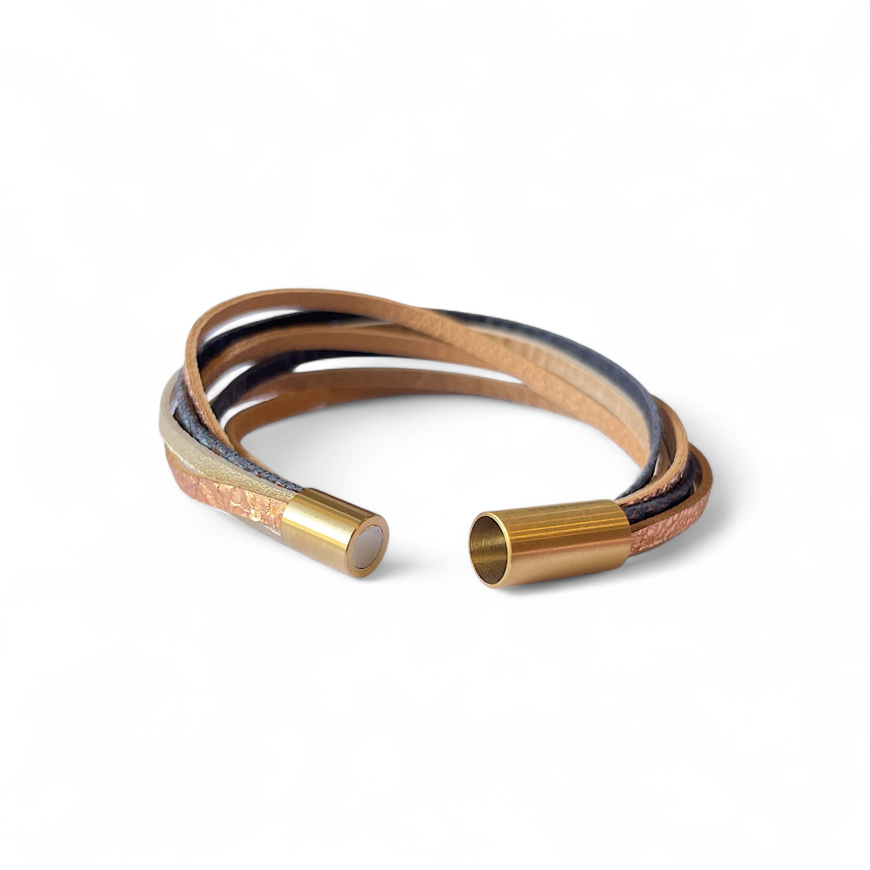 Solis Bracelet femme tricolore multi liens avec fermoir aimanté doré, en cuirs or rosé froissé, champagne nacré et gris mordoré grainé, ouvert, avec fermoir aimanté au 1er plan, sur fond blanc