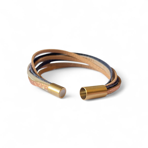 Solis Bracelet femme tricolore multi liens avec fermoir aimanté doré, en cuirs or rosé froissé, champagne nacré et gris mordoré grainé, ouvert, avec fermoir aimanté au 1er plan, sur fond blanc