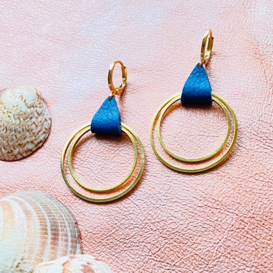 Créoles dorées modèle Vega de la marque Nune, avec une touche de cuir bleu roi