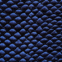 Charger l&#39;image dans la galerie, Cuir marin Ictyos vu de près, cuir de poisson saumon Bleu saphyr écaille
