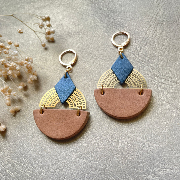 boucles d'oreilles dorées Nune modèle Echo en cuirs beige amande et bleu nuit métallisé sur fond gris doré