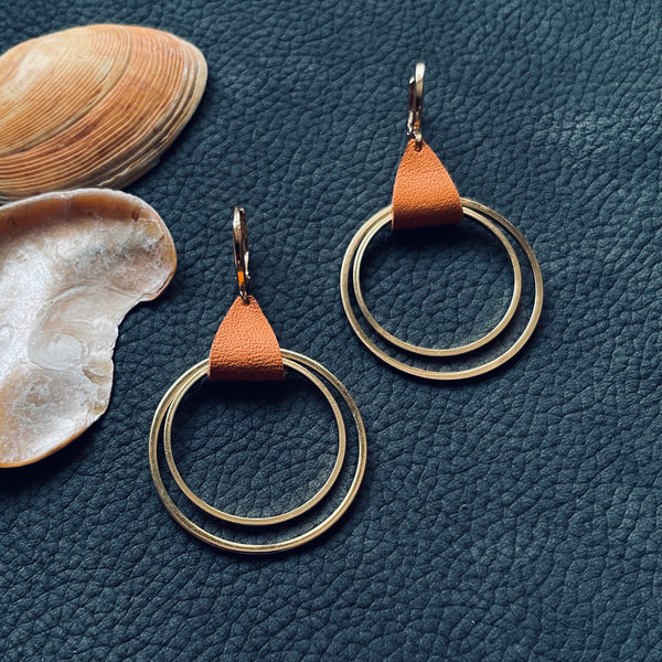 Créoles dorées modèle Vega de la marque Nune, avec une touche de cuir camel