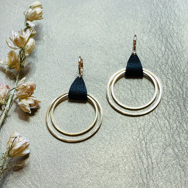 Créoles dorées modèle Vega de la marque Nune, avec une touche de cuir noir