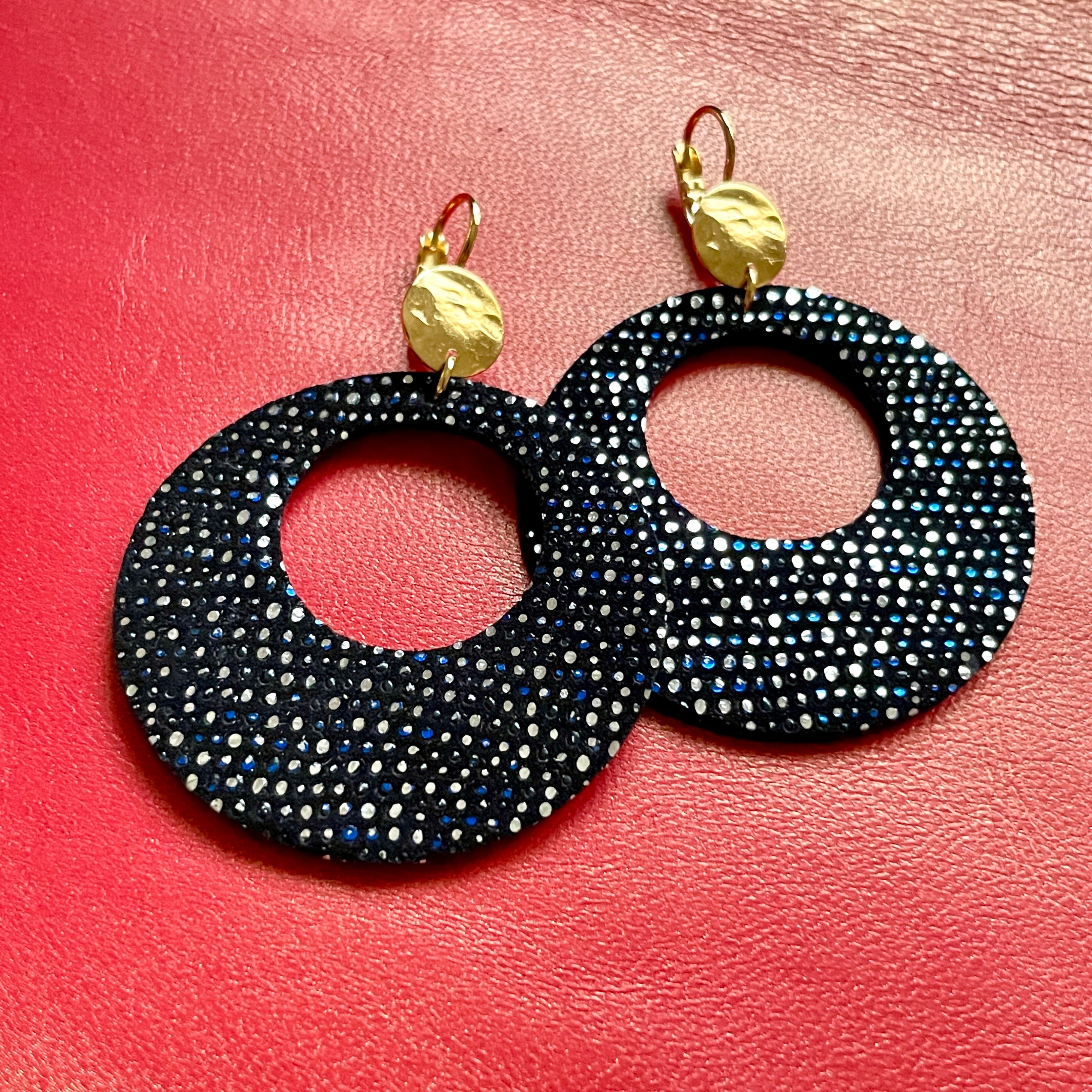 Nune grandes boucles d'oreilles créoles Zoa au style vintage en cuir noir à pois argentés et bleus, et dormeuses martelées dorées à l'or fin