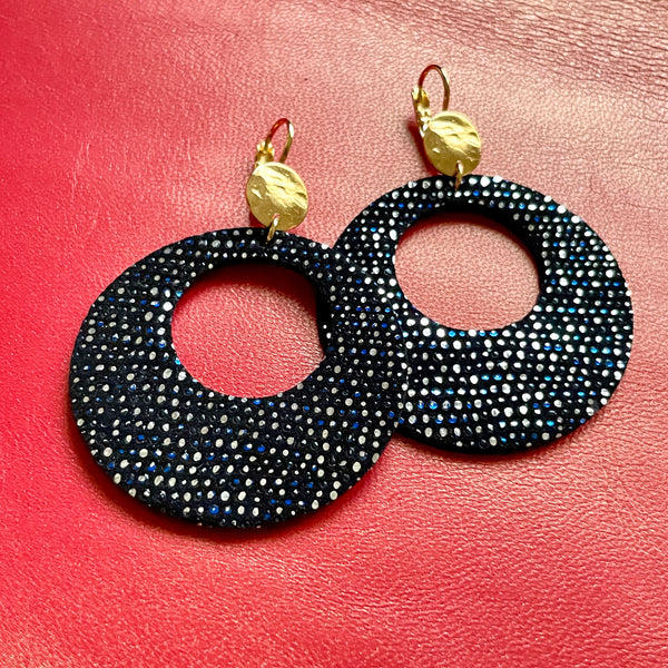Nune grandes boucles d'oreilles créoles Zoa au style vintage en cuir noir à pois argentés et bleus, et dormeuses martelées dorées à l'or fin