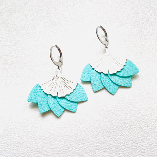 Boucles d'oreilles argentées Nune modèle Ginka en pétales de cuir vert menthe, sur fond blanc