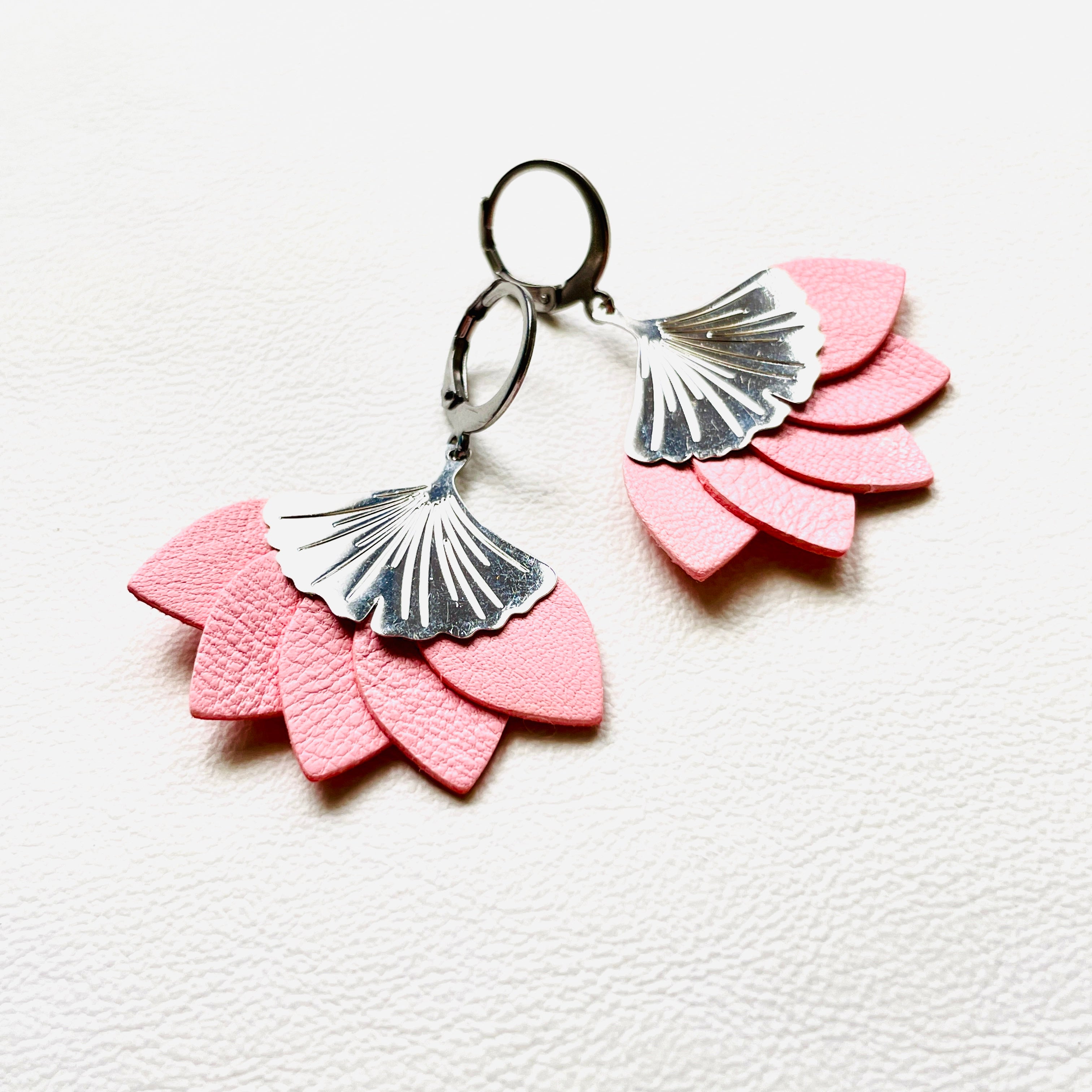 Boucles d'oreilles argentées Nune modèle Ginka en pétales de cuir rose pastel, sur fond blanc