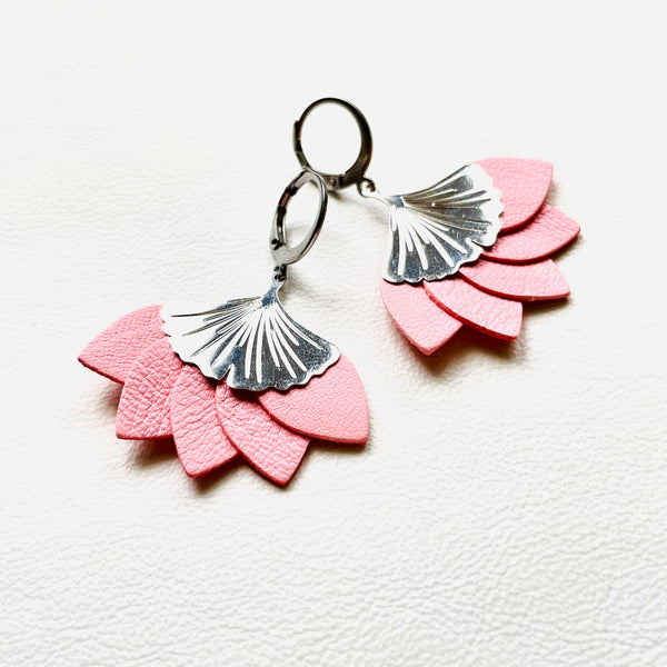 Boucles d'oreilles argentées Nune modèle Ginka en pétales de cuir rose pastel, sur fond blanc