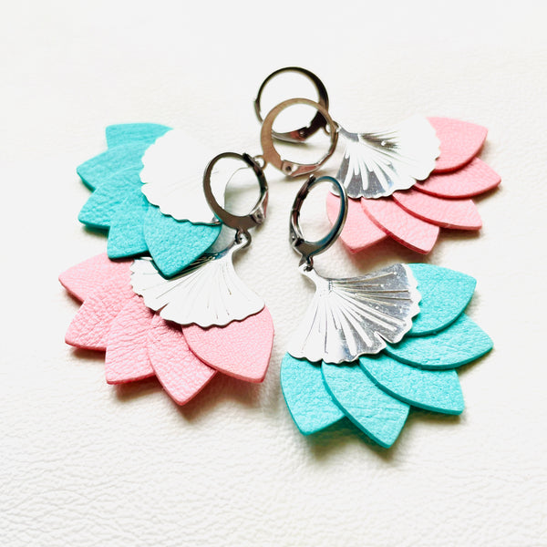 Boucles d'oreilles argentées Nune modèle Ginka en pétales de cuirs rose pastel et menthe, sur fond blanc