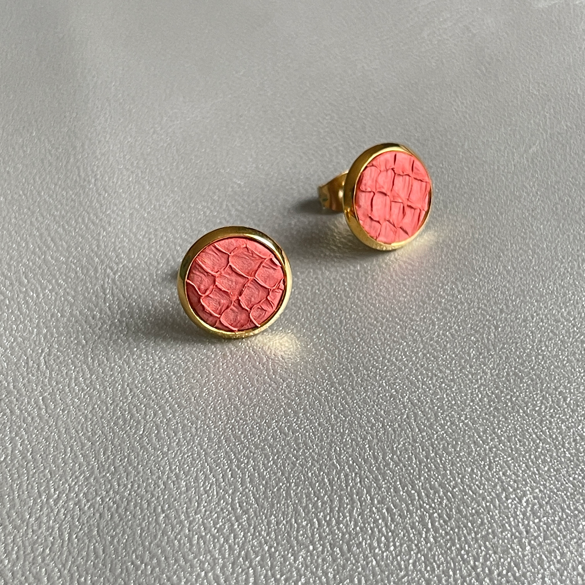 NUNE puces d'oreilles dorées ILIS avec pastille de cuir marin rose saumon brut