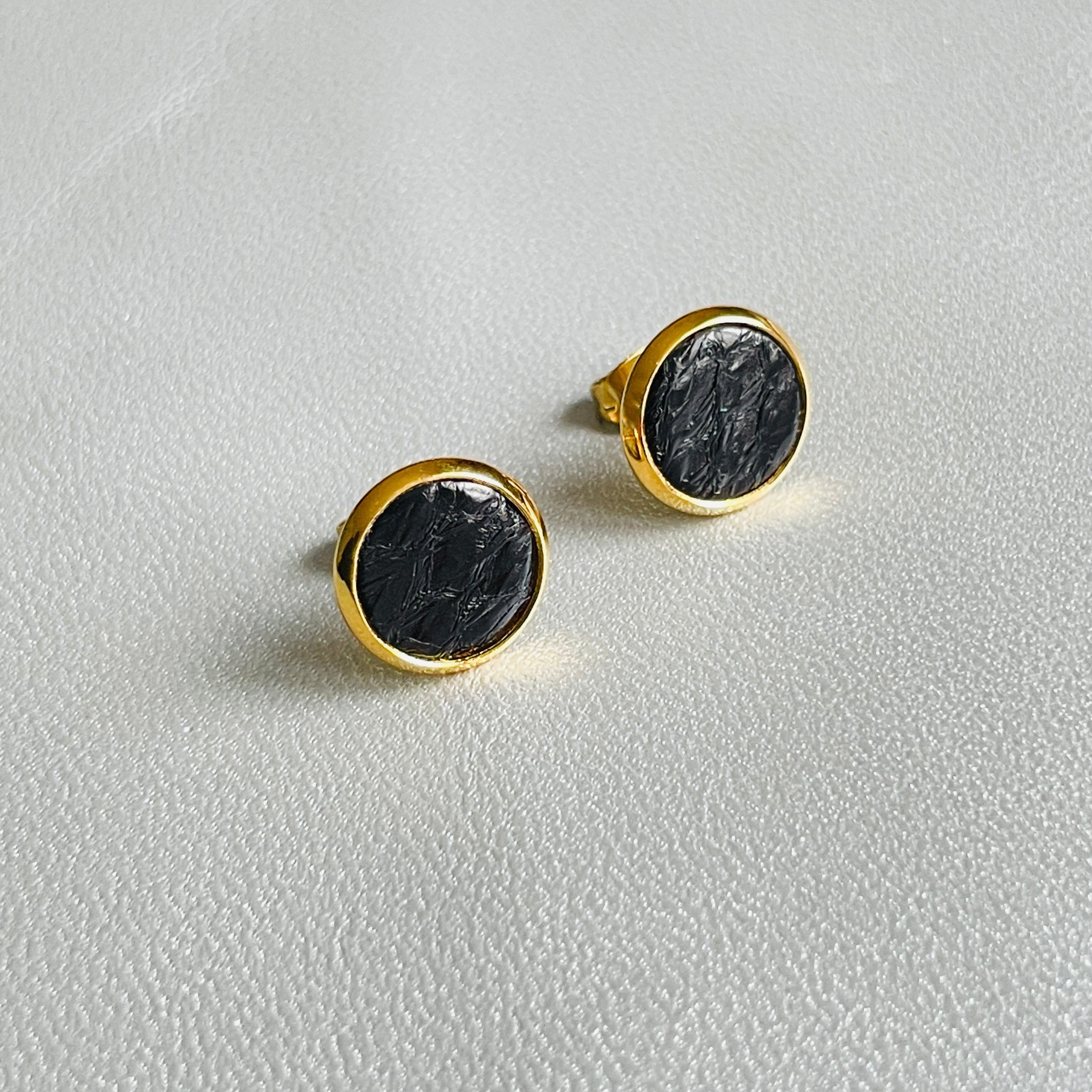 NUNE puces d'oreilles dorées ILIS avec pastille de cuir marin noir d'encre