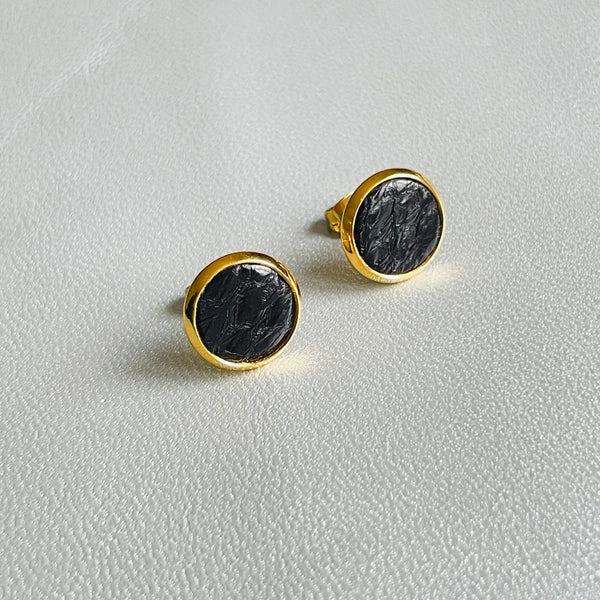 NUNE puces d'oreilles dorées ILIS avec pastille de cuir marin noir d'encre