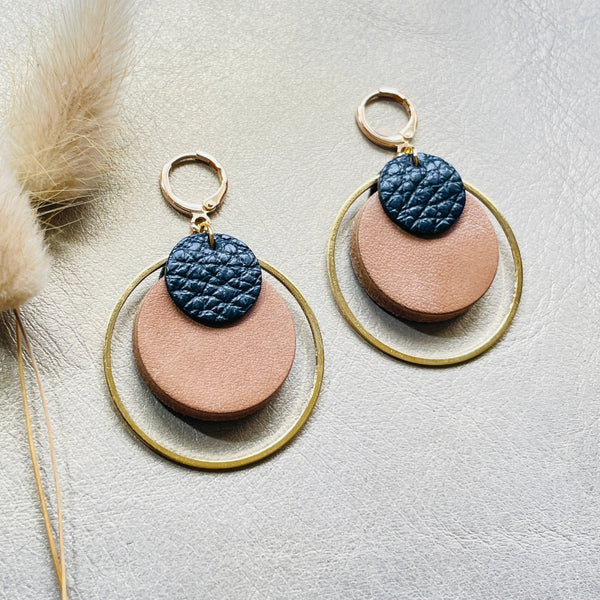 boucles d'oreilles dorées Nune modèle Danaé en cuirs beige amande et noir grainé sur fond gris doré