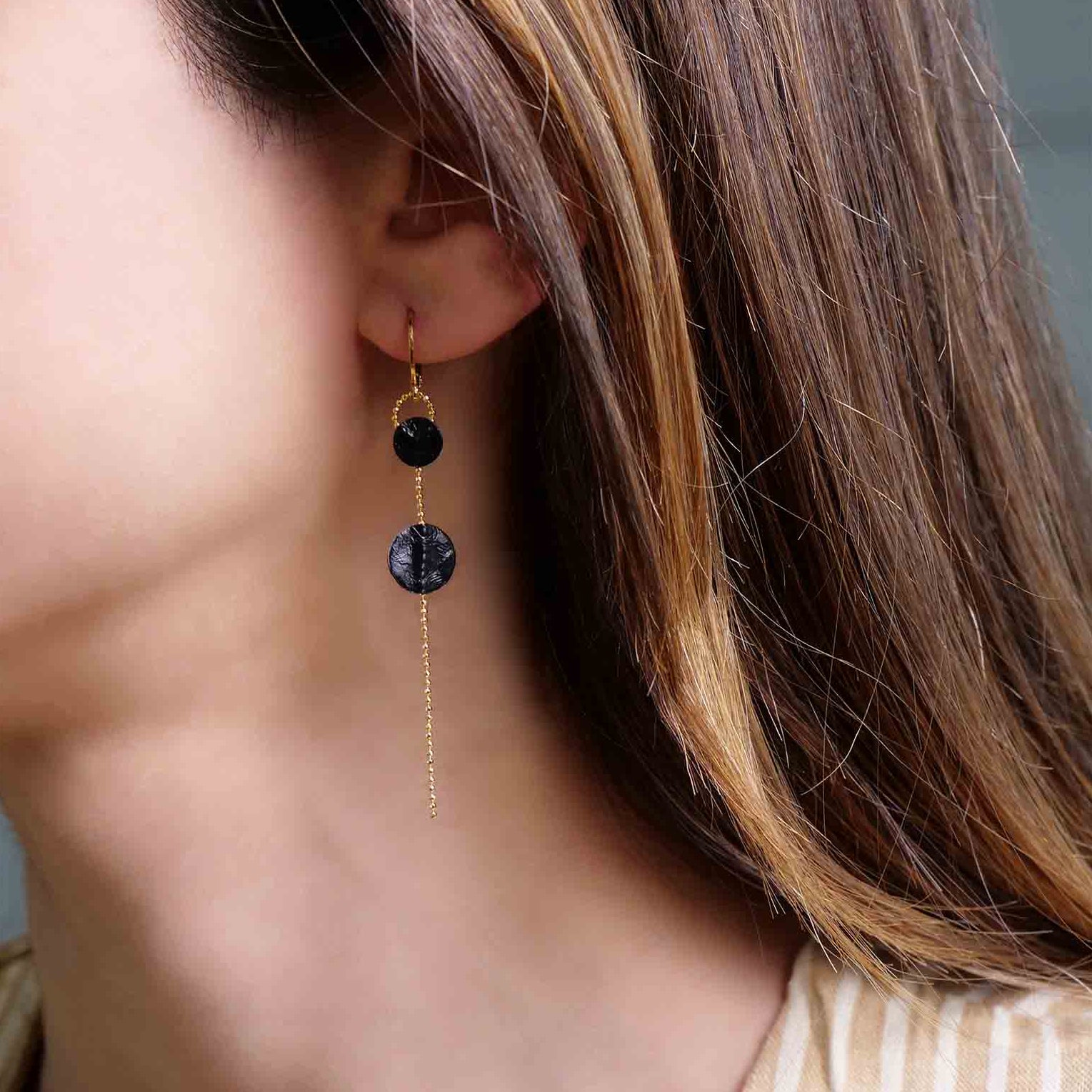boucles d'oreilles fines dorées l'or fin cuirs marin saumon noir