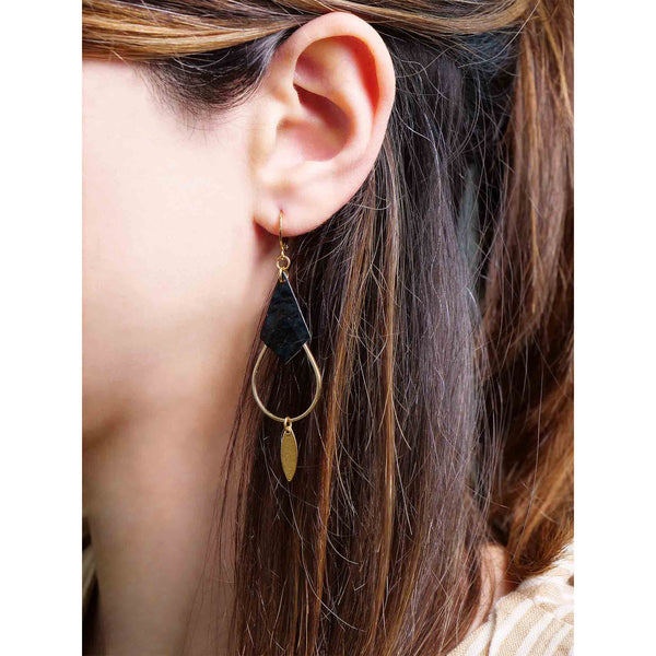 boucles d'oreilles longues fines dorées l'or fin cuirs marins peaux saumon noir