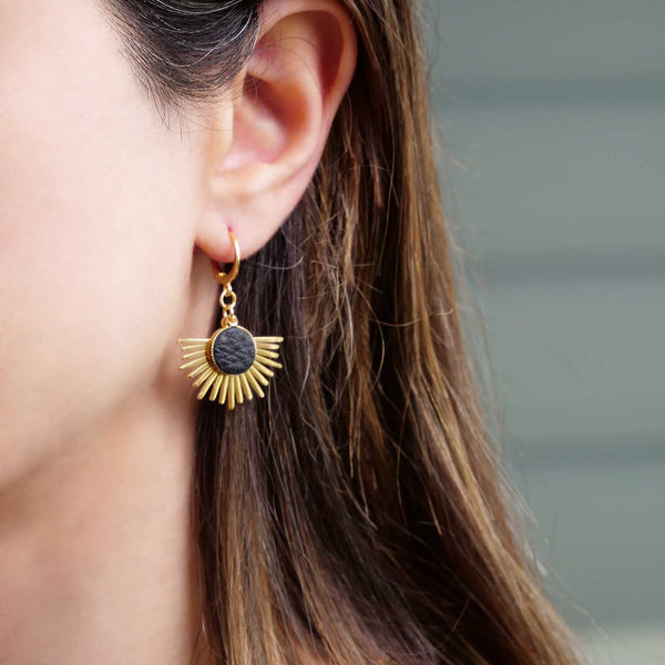 petites boucles d'oreilles colorées dorées cuirs noir grainé pendentifs soleil