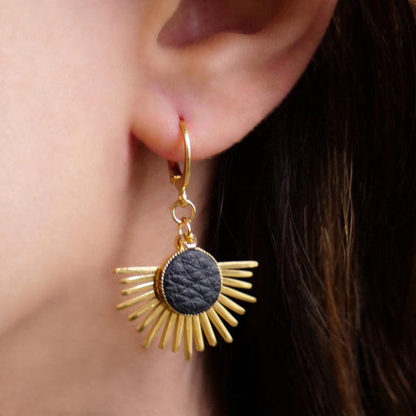 petites boucles d'oreilles colorées dorées cuirs noir grainé pendentifs soleil