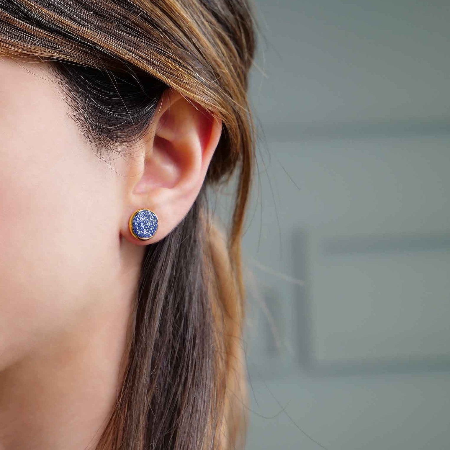 petites puces d'oreilles dorées rondes colorées cuirs bleu pailletée argent