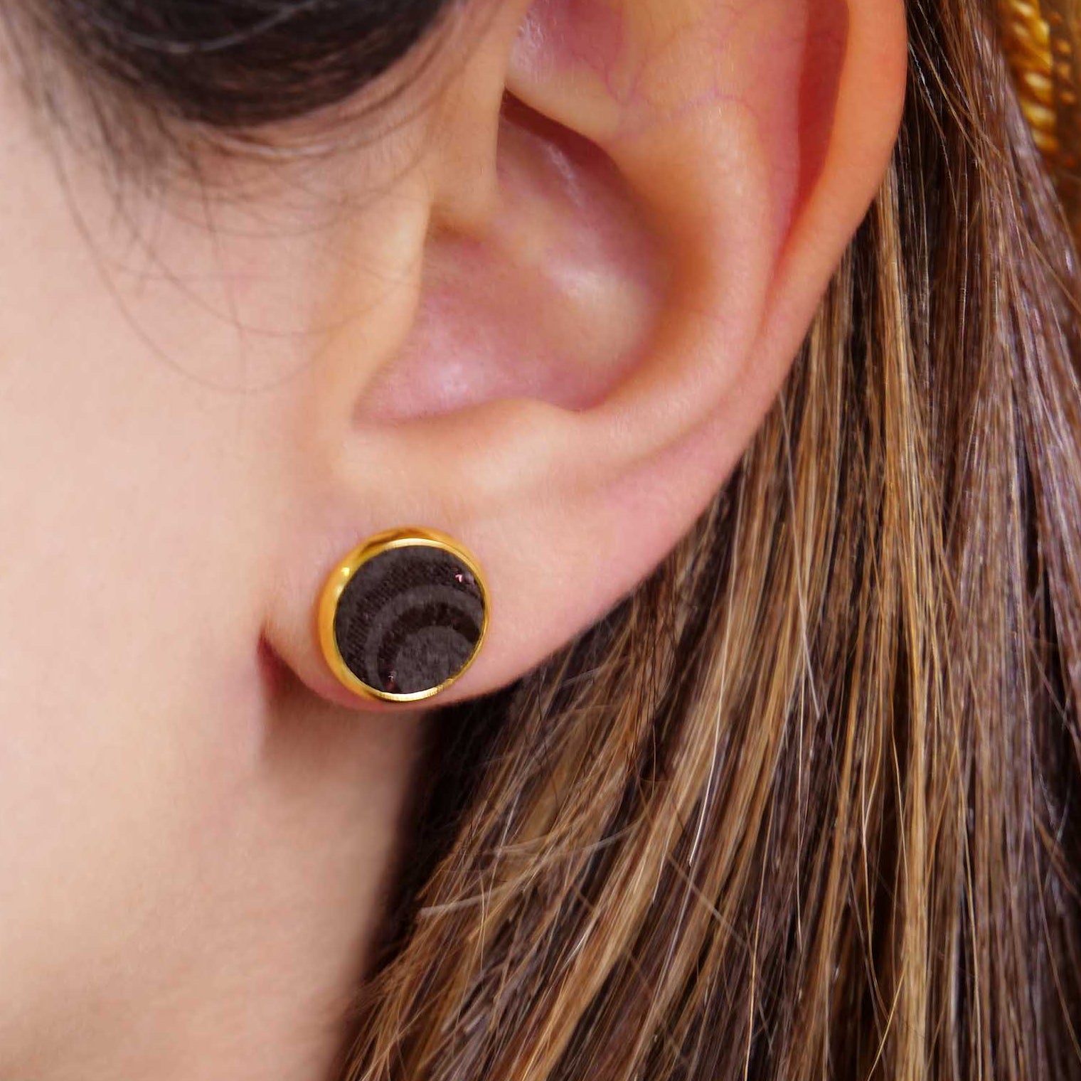 petites puces d'oreilles dorées rondes colorées cuirs pailleté motif cercles