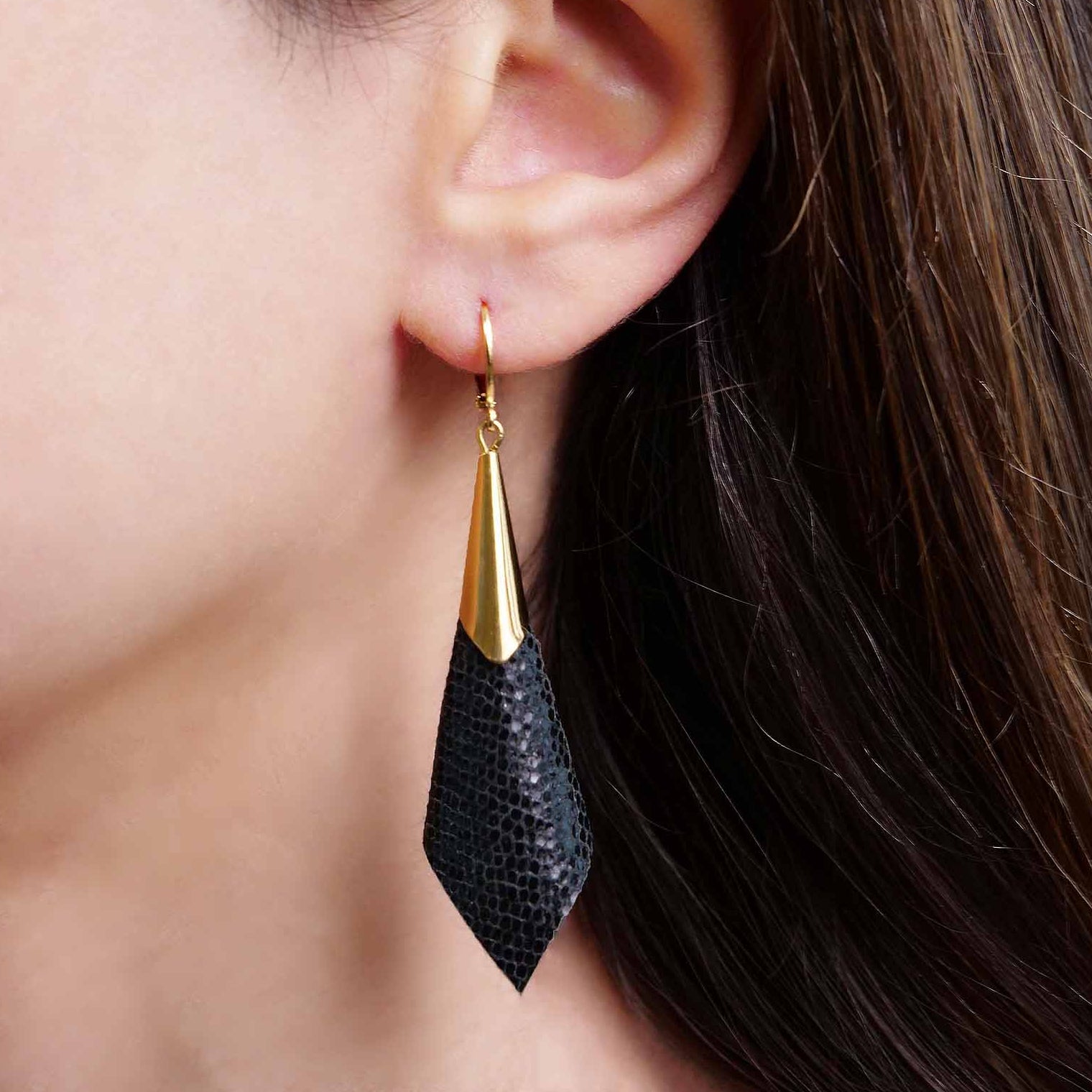 boucles d'oreilles laiton acier dorées colorées cônes cuirs noir façon serpent
