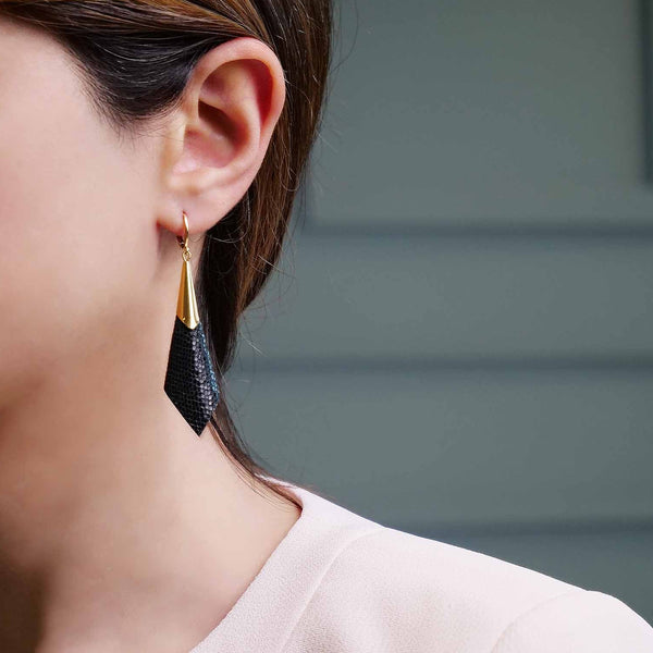 boucles d'oreilles laiton acier dorées colorées cônes cuirs noir façon serpent