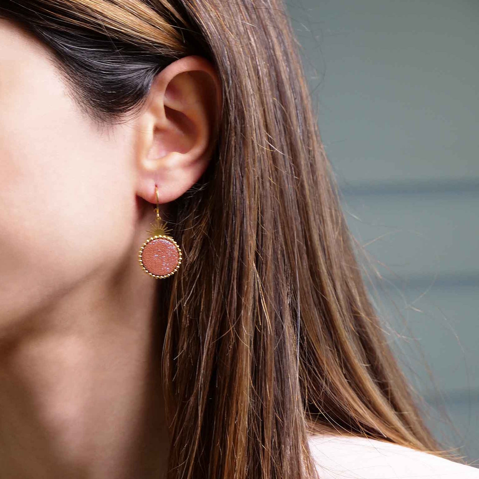 petites boucles d'oreilles soleil cuirs pailletés brique acier doré or fin