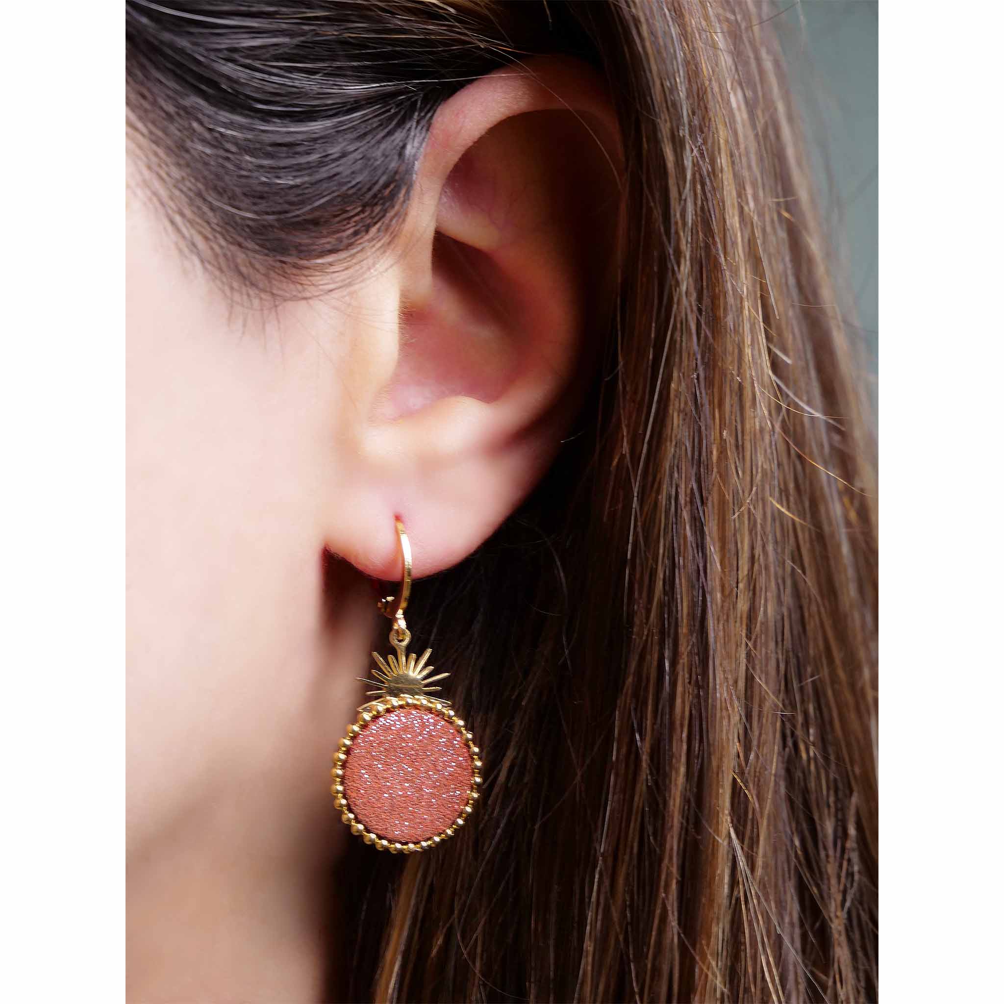 petites boucles d'oreilles soleil cuirs pailletés brique acier doré or fin