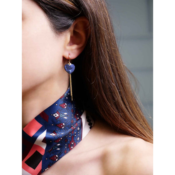 fines boucles d'oreilles dorées cœur cuir bleu marine pailleté