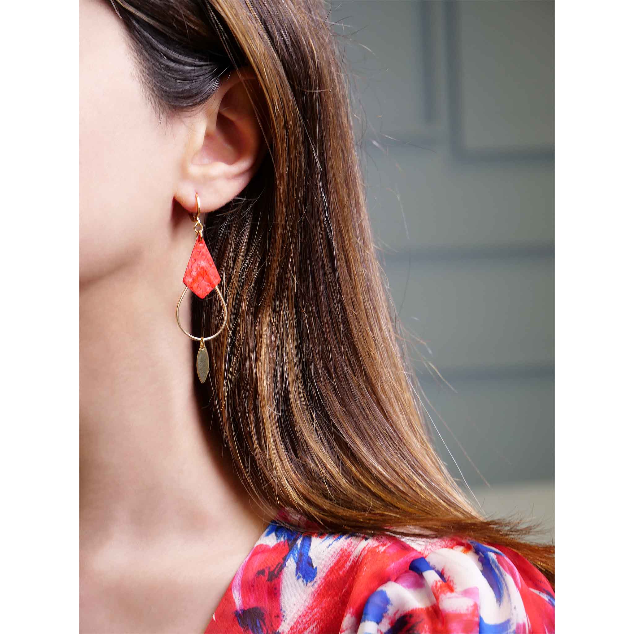 boucles d'oreilles longues fines dorées cuir marin saumon rouge cardinal