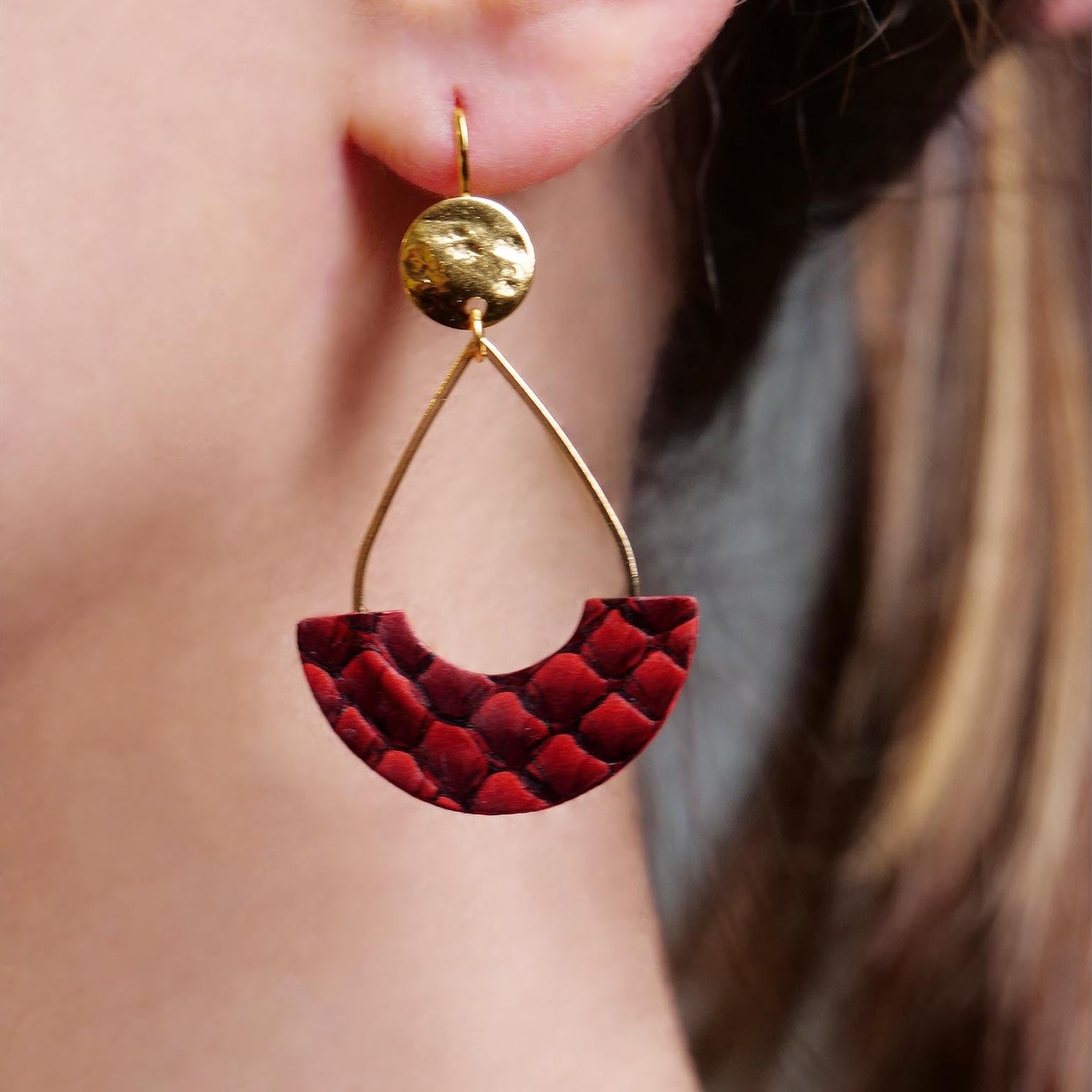 boucles d'oreilles légères dorées l'or fin cuirs marins saumon rouge carmin écaille