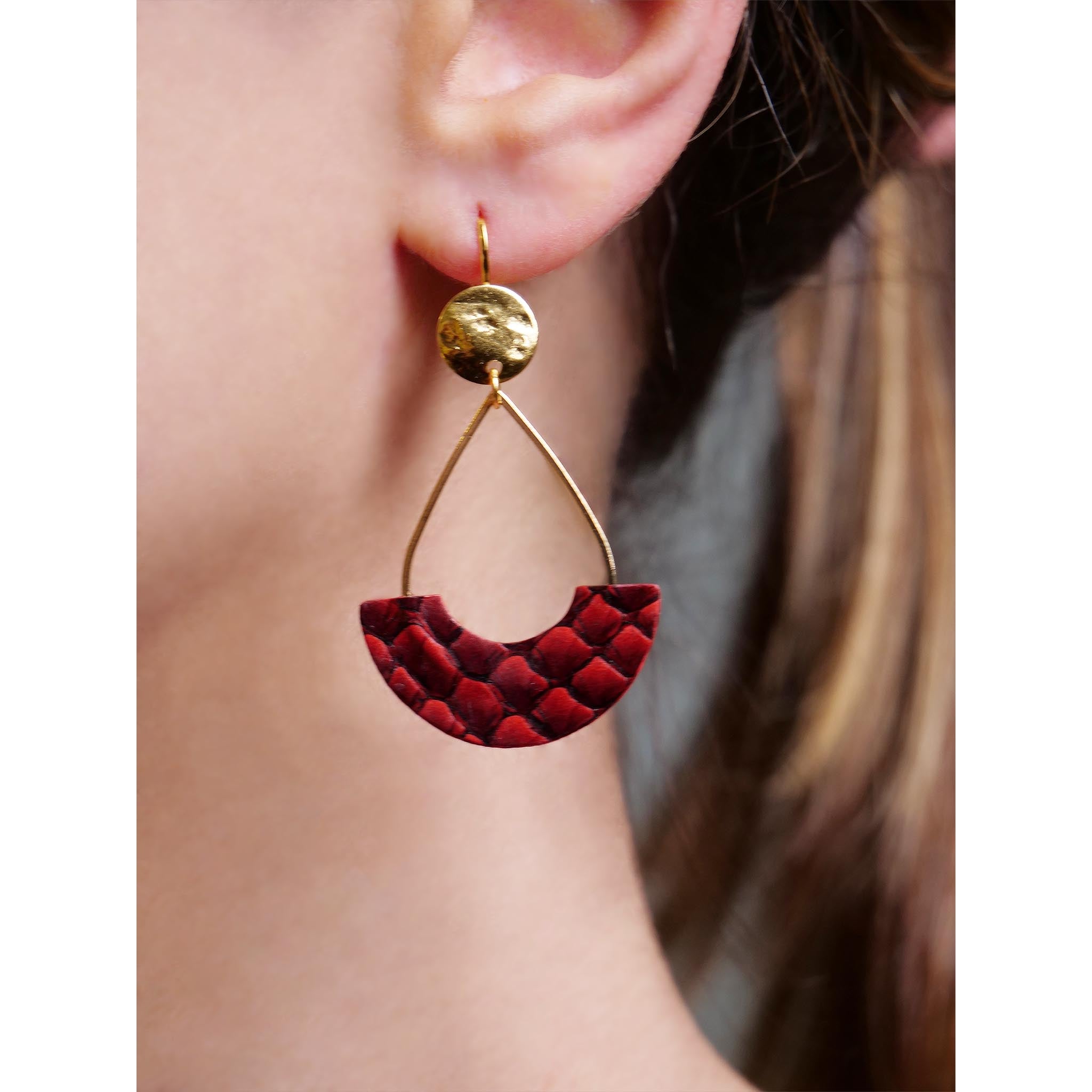 boucles d'oreilles légères dorées l'or fin cuirs marins saumon rouge carmin écaille
