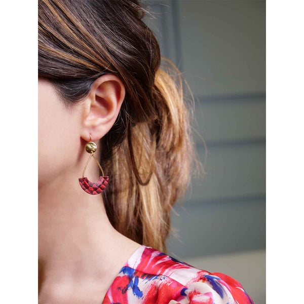 boucles d'oreilles légères dorées l'or fin cuirs marins saumon rouge carmin écaille